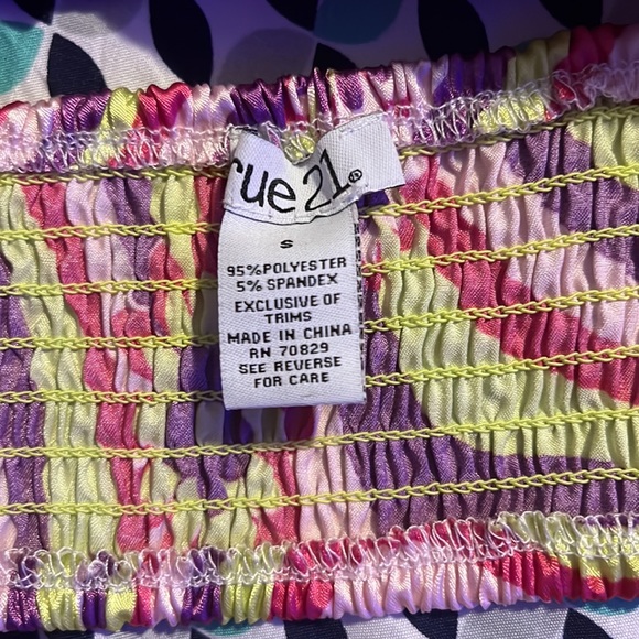 rue21 70s inspired halter top, ties around your neck size small - Picture 3 of 3